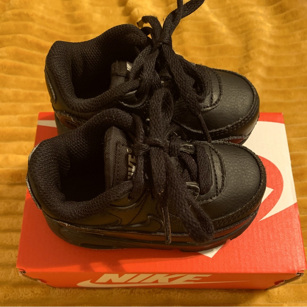 Nike 5C toddler black nike shoes like NEW